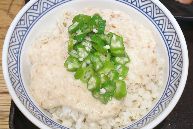 とろろを丼全体にかけた上でオクラを丼中央に置くとメチャフォトジェニック！