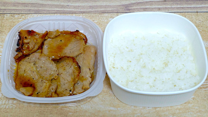 「炭火焼き豚丼 千葉県産醤油本膳使用」は、炭火で焼いた豚肉とご飯がセパレート容器なので、ご飯がベチャつかないのが好印象！