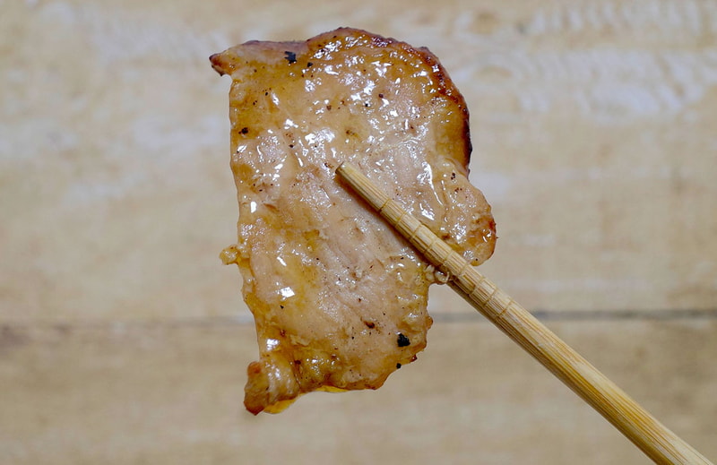 炭火で焼いた豚肉は素材の持つ旨味、タレの甘露さ、炭の香りのバランスグッドでメチャウマ！