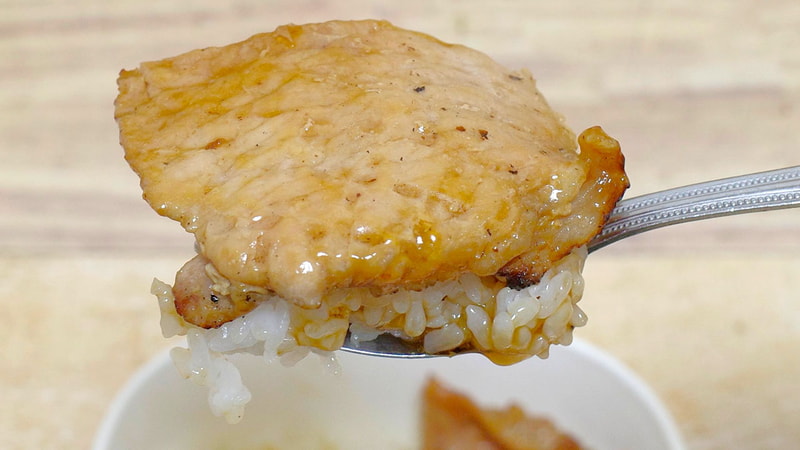 「炭火焼き豚丼 千葉県産醤油本膳使用」は、炭火で焼いた豚肉withタレ＆ハリのある炊き加減のご飯とのコンビネーションで瞬時に容器を空にしたくなるウマさに感動！