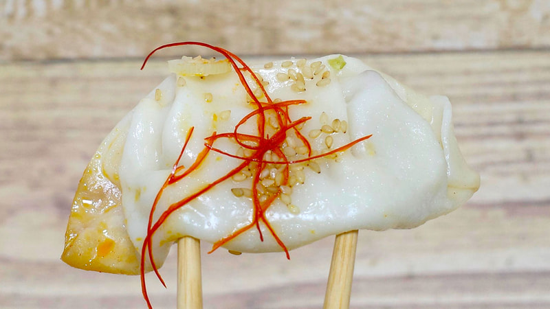 水餃子の皮なので箸でつまんだくらいでは破れにくい！