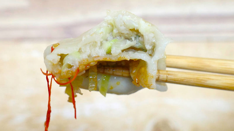 商品名に1/2日分の野菜と冠する餃子の餡は野菜メインで爽快感MAX！