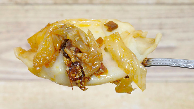 「1/2日分の野菜 ピリ辛水餃子」は、水餃子に香味ダレと野菜を絡めてほおばるのが正解と実感しながらFINISH！