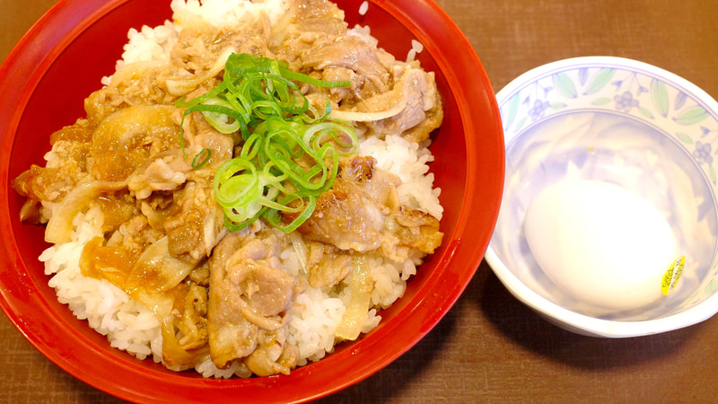 「おんたま豚生姜焼き丼」のおんたまは別容器で提供されます