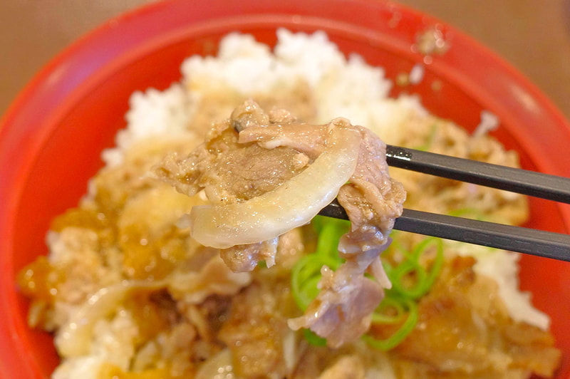 豚生姜焼きは肉々しい旨味と脂身の濃厚な旨味が炸裂する豚ロース肉、甘味豊かな玉ねぎ、味噌、醤油、リンゴ果汁、生姜の風味が活きたタレが一体となって激ウマ！