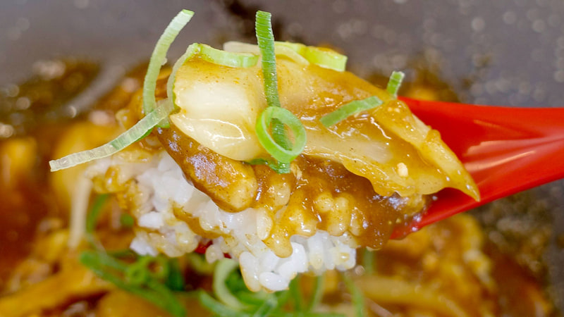 カレー南蛮丼は力強い旨味と塩気を秘めたカレールーとお肉、玉ねぎ、青ねぎをハリのある炊き加減のご飯で受け止めてウマウマ！