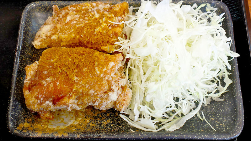 カレーからあげ、千切りキャベツともども量多め！