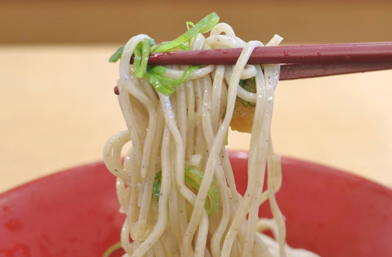 そばのクオリティーが高く、なか卯特製のしょうゆだれ、青ねぎ、大根おろしも馴染んでウマウマ！