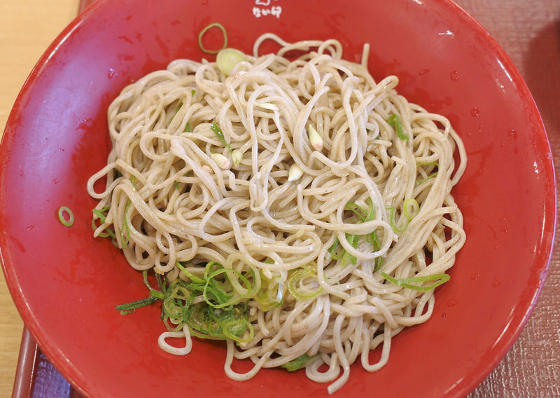 すだち果汁を絞って食事を再開！