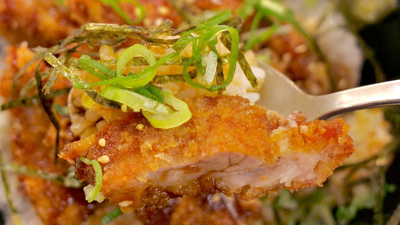 濃いめの味付けと力強い旨味を秘めたかつは、言わずもがなご飯とマッチ！