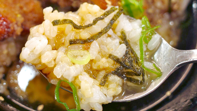 ゆず胡椒をひやだしにMIXしても味が薄くぼやけるので、だし茶漬け風に堪能するならかつの存在がマスト！