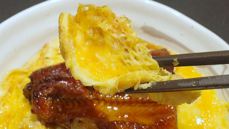 玉子にもうなぎの蒲焼のタレがかかって美味！
