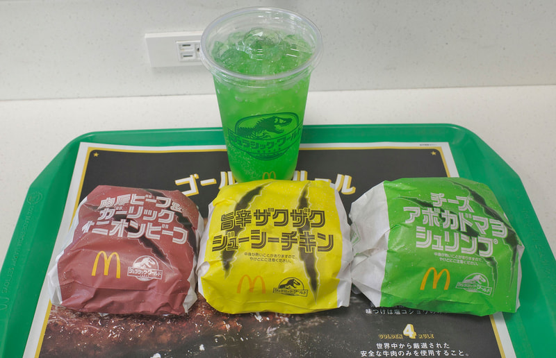 写真奥から「マックフィズ パイナップルメロン」、「肉厚ビーフ＆ガーリックオニオンビーフ」、「旨辛ザクザクジューシーチキン」、「チーズアボカドマヨシュリンプ」
