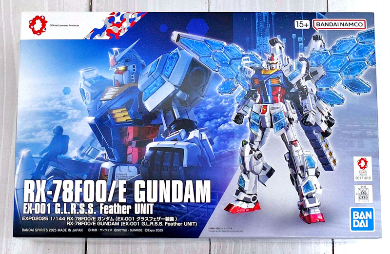 「EXPO2025 1/144 RX-78F00/E ガンダム (EX-001 グラスフェザー装備)」は、「大阪・関西万博」の「GUNDAM NEXT FUTURE PAVILION」内の立像や、館内で上映中の完全新規映像で目にすることのできる「RX-78F00/E ガンダム」を1/144スケールで商品化したもの