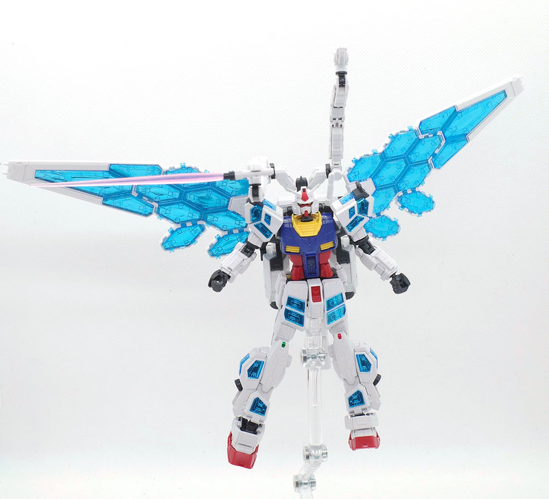 大型バックパックのアームは大きく動かせる＆ビームサーベルを握ることも余裕