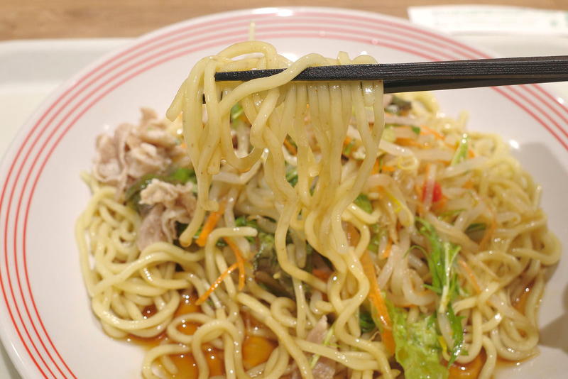 麺はハリと香りに優れている上に、塩気、甘味、酸味が迫る醤油ベースのタレがまんべんなく浸透して旨し!
