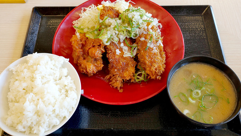 「ねぎ塩カツ定食」は特製塩だれをまとう4種類の揚げ物（からあげ、鶏ささみフライ、海老フライ、鮭フライ）、千切りキャベツ、レモン、ご飯、とん汁のセットです