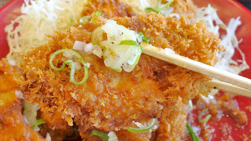鮭フライは魚独特な臭いが気になるものの、玉ねぎを仕込んだ特製ねぎ塩だれを多めにまとわせることで華麗に問題を解決＆味の良さもUP！