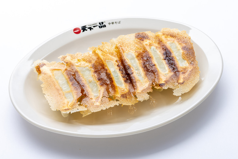 「餃子」：中はジューシー、外はもちもちの皮がたまらないとのこと