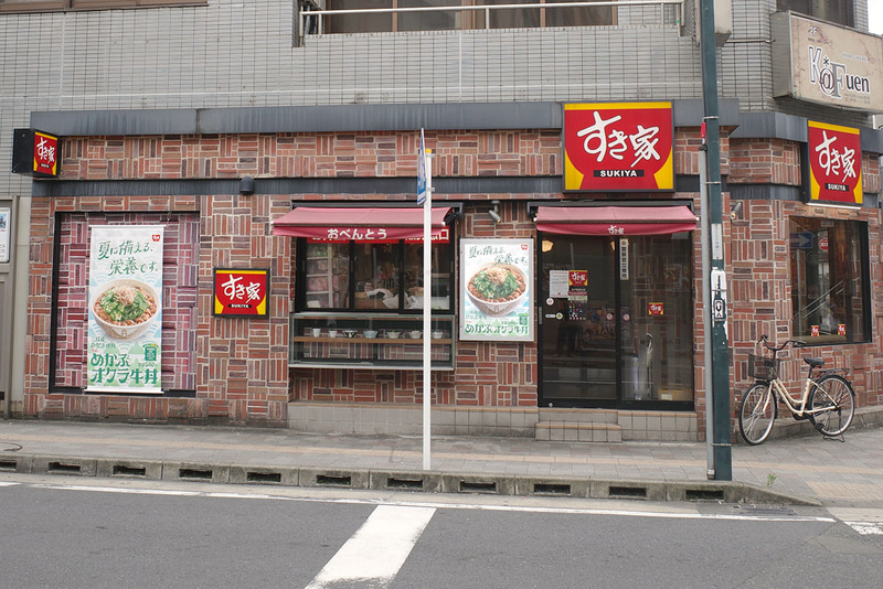 店舗入口付近では2025年5月27日発売の「めかぶオクラ牛丼」をアピールしていました