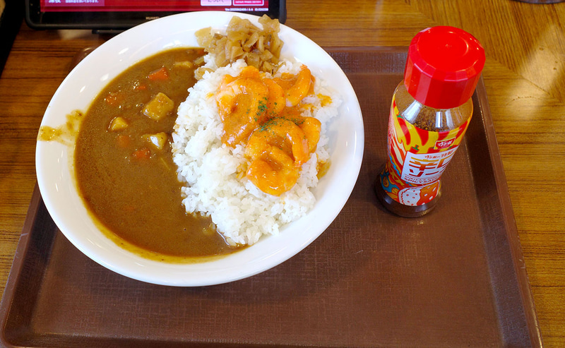 「ぷりぷりエビのビスクソースカレー」には「すき家の特製辛口ソース」がついてきます!