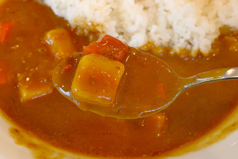 カレールーは思いのほか具感と甘味がパワフル!