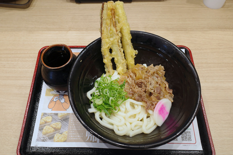 「肉ごぼ天ぶっかけ 3本」のつゆはあとから投入するスタイル！
