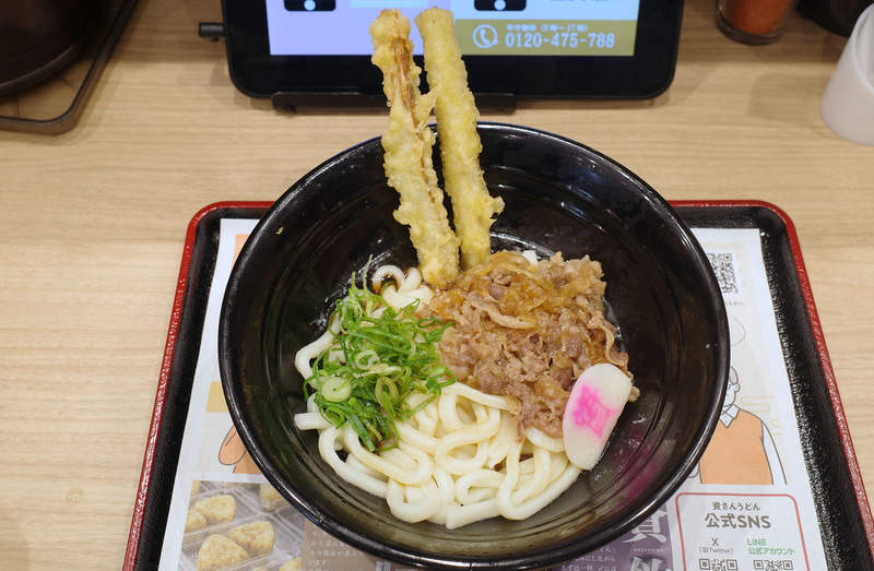 「肉ごぼ天ぶっかけ 3本」につゆを全て注いだら食事を再開！