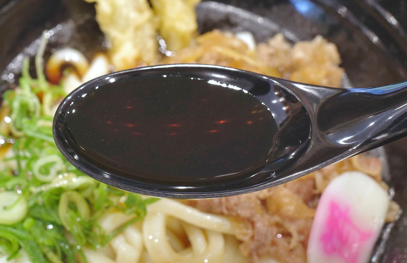 つゆは温かいうどんのつゆよりも色、味ともに濃く味のインパクトも絶大！