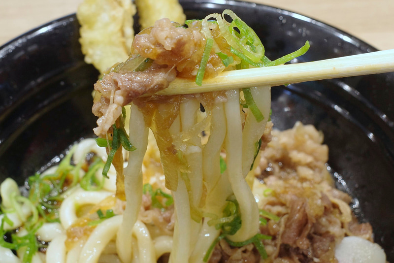うどんにつゆ、青ねぎ、牛肉、玉ねぎをまとわせながらすすってFINISH！