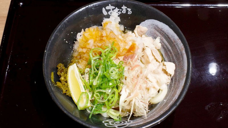 「3種薬味で食べる 青唐入り豚しゃぶうどん(冷) 中」は、うどんの姿を覆い隠さんばかりに具モリモリ！