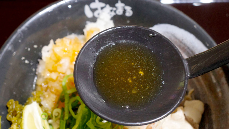 つゆは醤油と鰹出汁がベースの甘めな味わいで、隠し味としておろし生姜の辛味が効いて後味キリリ！