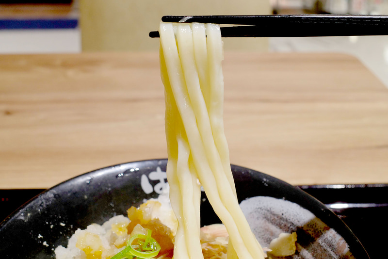 うどんは水で締めた効果でコシが力強く、鰹出汁やすりおろし生姜を詰め込んだつゆともマッチ！