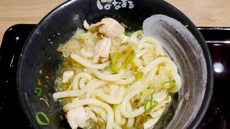 レモン果汁を「3種薬味で食べる 青唐入り豚しゃぶうどん(冷)」に投入して食事もフィナーレへ！