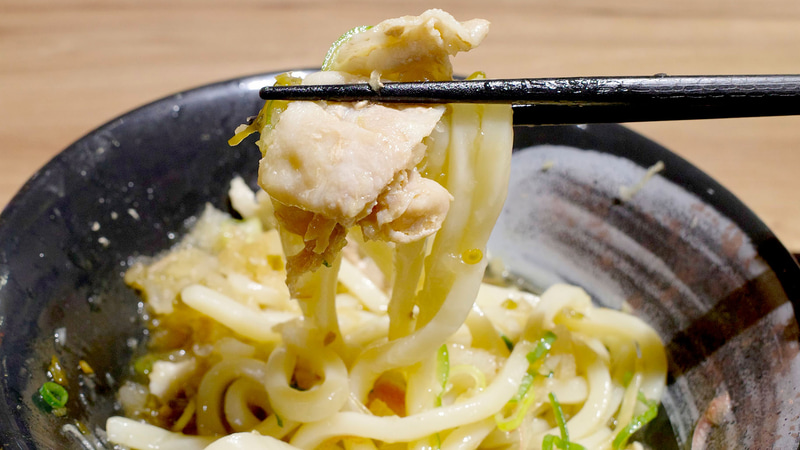 「3種薬味で食べる 青唐入り豚しゃぶうどん(冷)」は、レモン果汁も含めて最初から具全部乗せでほおばるのが正解と感じながらFINISH！