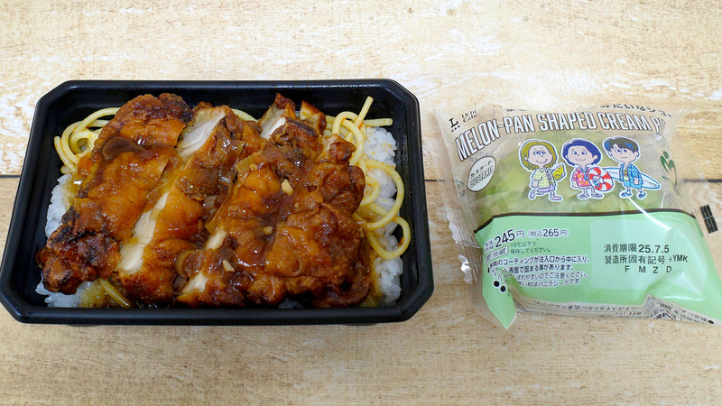 写真左が「おかズドン!油淋鶏弁当」、右が「まるでメロンパンみたいなシュー(カスタード)」