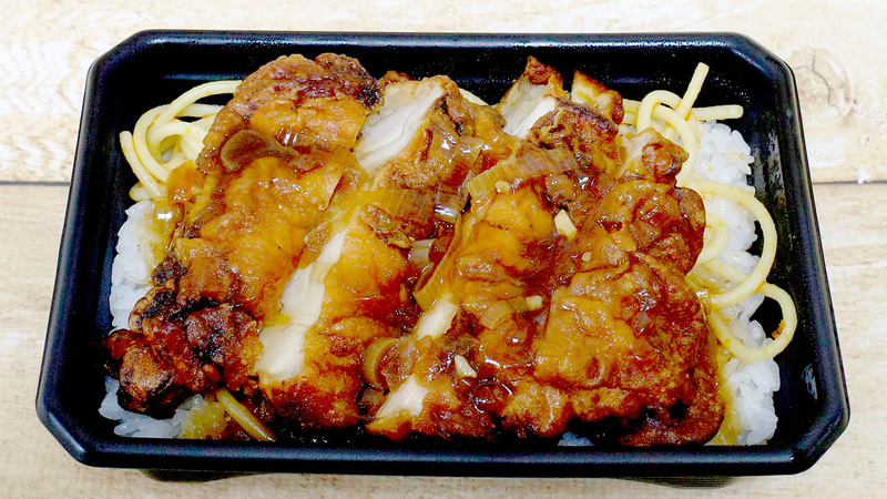 「おかズドン!油淋鶏弁当」は、「おかズドン!」の名前の如く油淋鶏がメガサイズ!