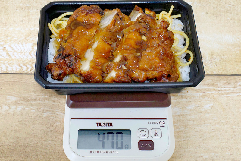 容器込みの「おかズドン!油淋鶏弁当」の総重量は470g
