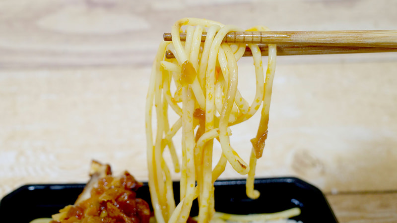 パスタは油淋鶏タレも吸収して美味!