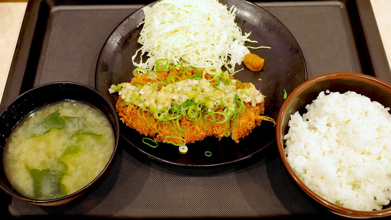 「“レモン風味”のねぎ塩ロースかつ定食」には“レモン風味”のねぎ塩ロースかつ、梅肉、千切りキャベツ、ご飯、みそ汁がついてきます！