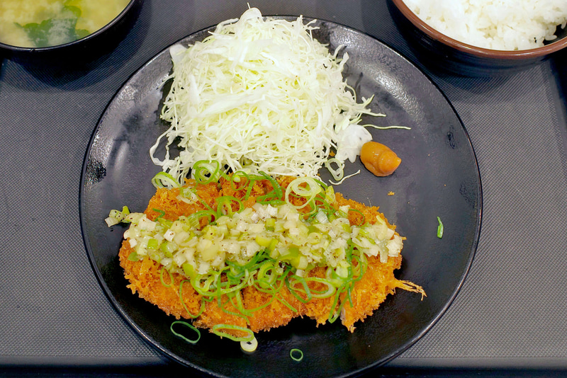 “レモン風味”のねぎ塩ロースかつは、ロースかつ本体よりもレモン風味のねぎ塩ダレや千切りキャベツの存在感が大きく見た目も涼し気！
