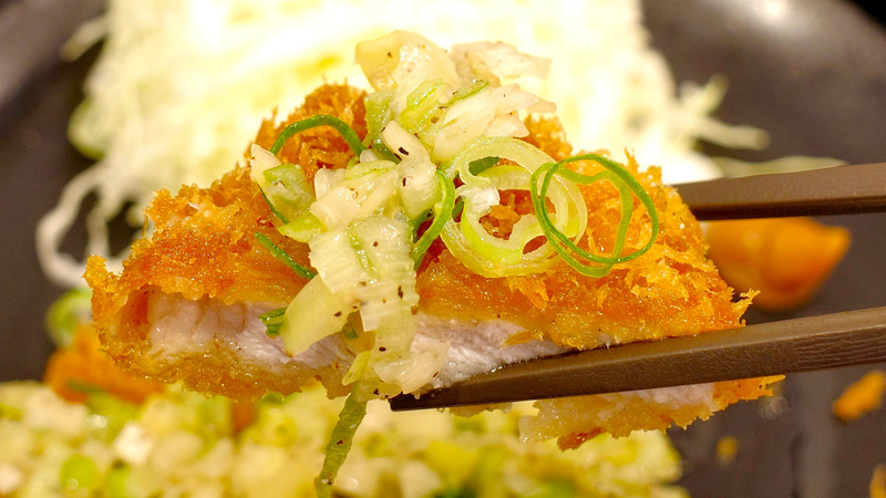 “レモン風味”のねぎ塩ロースかつは、ロースかつの重厚な旨味を活かしつつも、刻みねぎの清々しさやレモンの酸味の効果でさっぱりテイスト！
