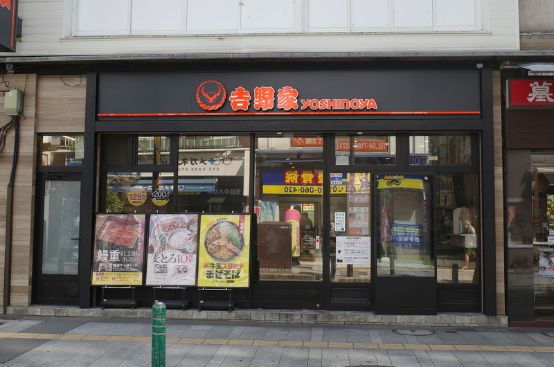 入口前では土用の丑の日(2025年7月19日、7月31日)に向けて「鰻重」、2025年6月5日発売の「牛皿麦とろ御膳」とあわせて「牛玉スタミナまぜそば」を大きなポスターでアピール！