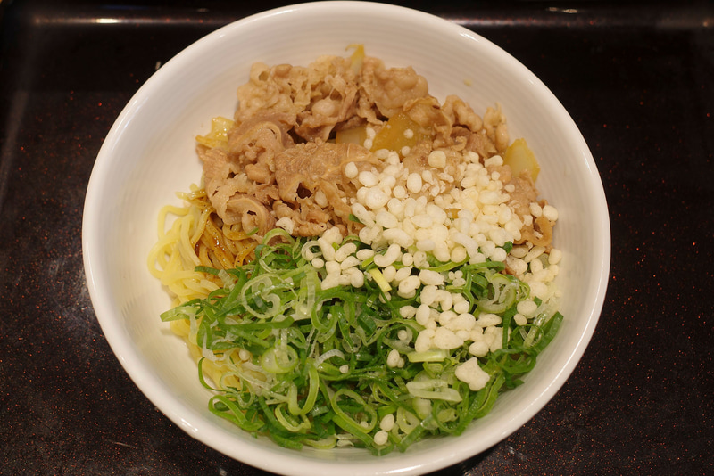 「牛玉スタミナまぜそば」の具は牛煮肉、天かす、青ねぎ含めてバランス良く詰まっています！