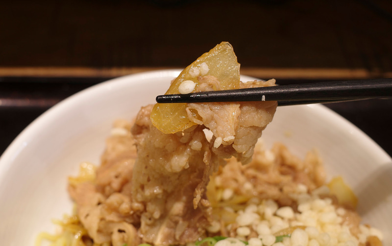 牛煮肉は牛肉、玉ねぎともどもズバリ「牛丼」の具の味で、ダメ押しで油分多めな天かすを添えることで味に深みが生じます