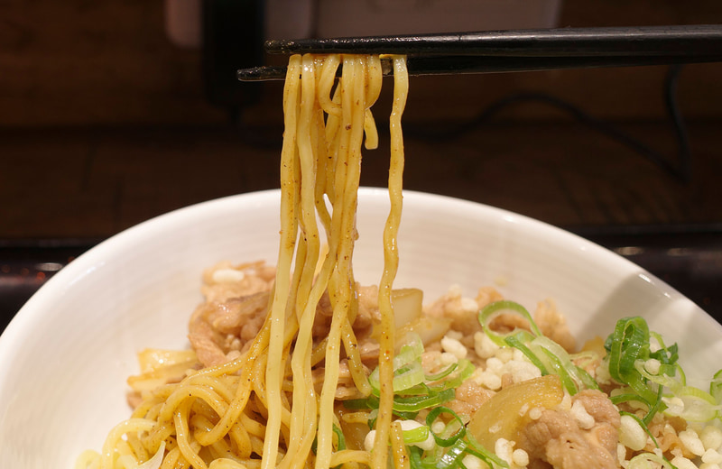 麺は弱々しい見た目に反してハリが強く、魚粉ベースの香味つゆとの相性抜群！