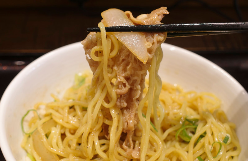 麺と魚粉ベースの香味つゆのペアのみでも味に不満はありませんが、具を巻き込むことで食感、味ともに満足度がUP！