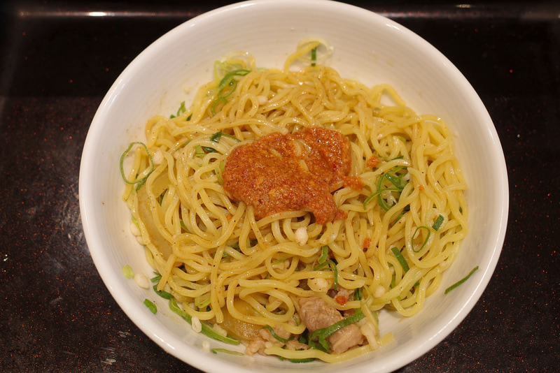 「牛玉スタミナまぜそば」をマイルドな味わいの麺料理として楽しみたい方は、にんにくマシマシだれを入れないことを推奨！
