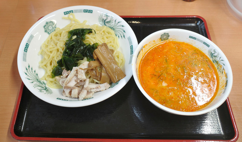 「ピリ辛とんこつつけ麺」の具は麺の上にのせて提供されます