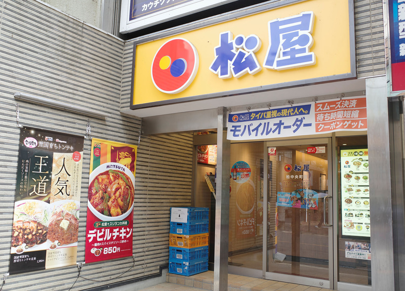 お店入口脇では2025年7月1日発売の「国産雪国育ち厚切りトンテキ定食シャリアピンソース」と「デビルチキン」をどデカいポスターでアピール！